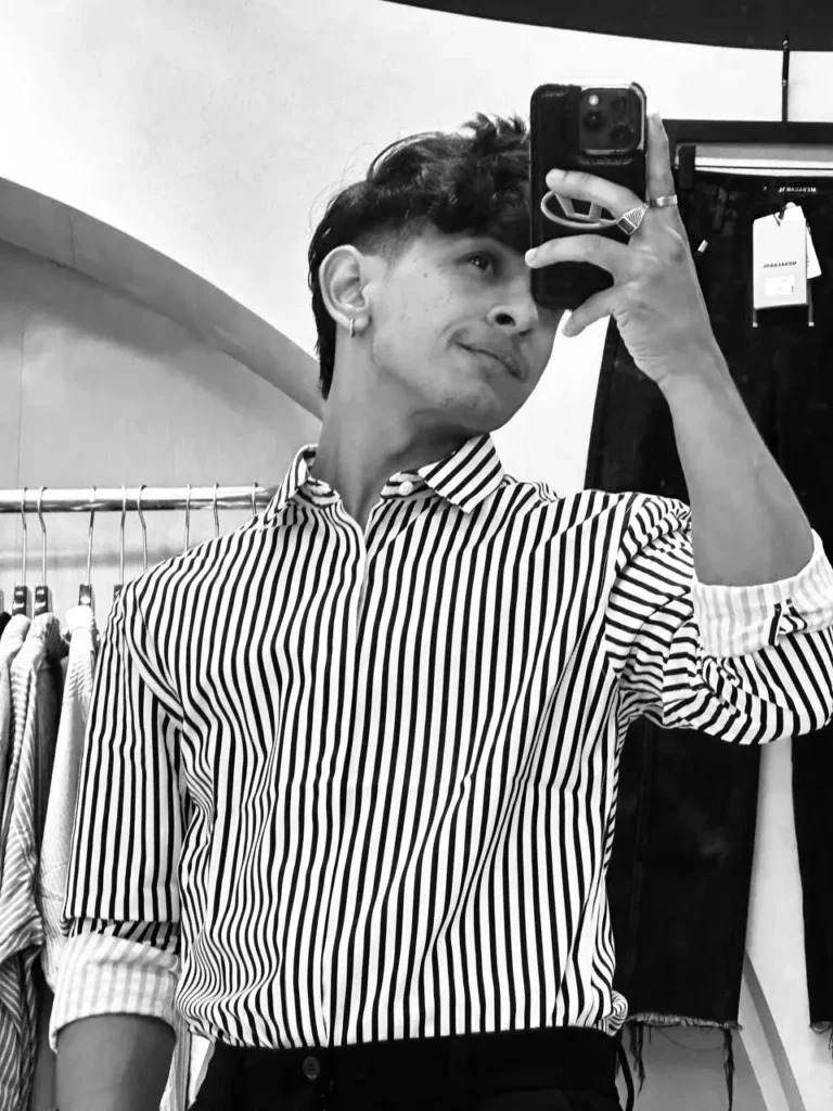 phone holding picture of best digital marketing executive in calicut